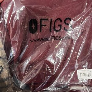 FIGS SCRUBS SET MAROON SIZE SMALL REGULAR